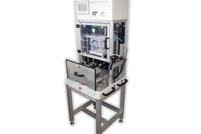  Stand-alone Heißverstemmsystem mit Schiebetisch.